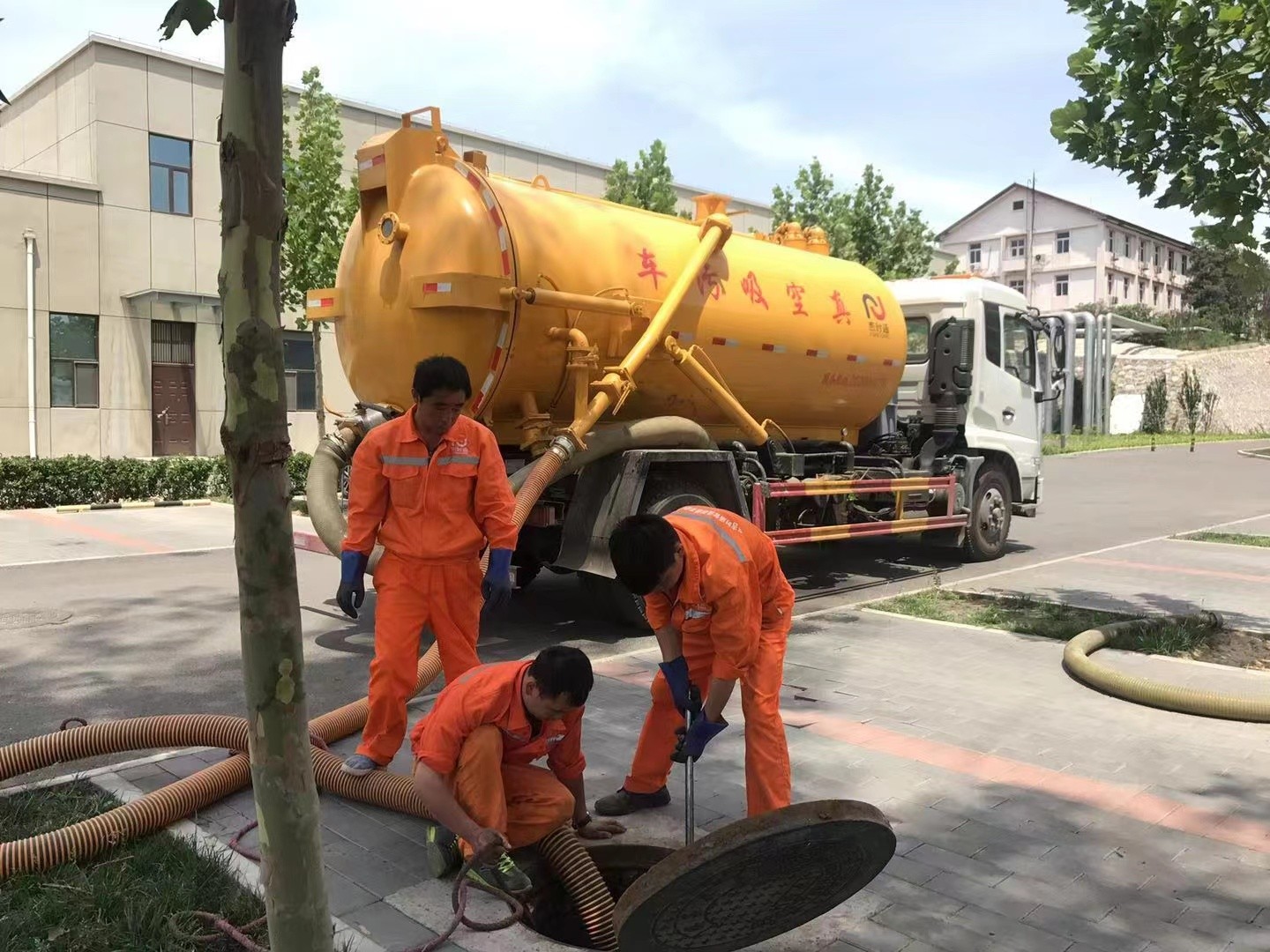 内江管道疏通车停在窨井附近